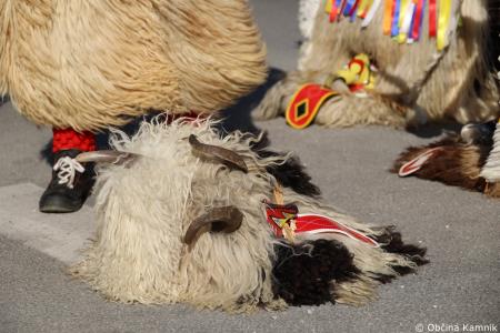 Kamnik so obiskali koranti iz Zamušanov pri Ptuju in v mestno jedro privabili nepregledno množico, željno ogleda tradicionalne pustne šege (60)